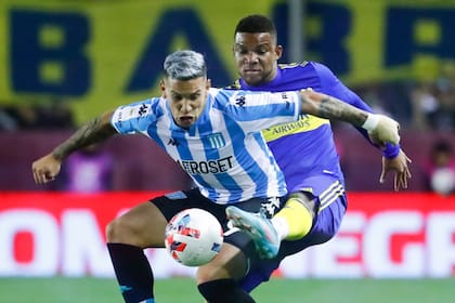 Frank Fabra intenta marcar a Copetti; el delantero de Racing jugó un gran primer tiempo