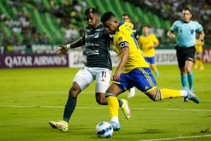 Frank Fabra y Yony González luchan por la pelota durante el partido de Copa Libertadores 2022 que disputaron Deportivo Cali y Boca Juniors en Colombia, que ganó el equipo local por 2-0. Esta noche, la revancha