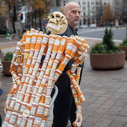 Frank Huntley ha tratado de crear conciencia sobre la adicción a los opioides con su escultura Pill Man ("El hombre pildora")