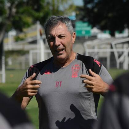 Frank Kudelka, DT de Huracán, da indicaciones en un entrenamiento en la semana previa a la gran definición de la Liga Profesional