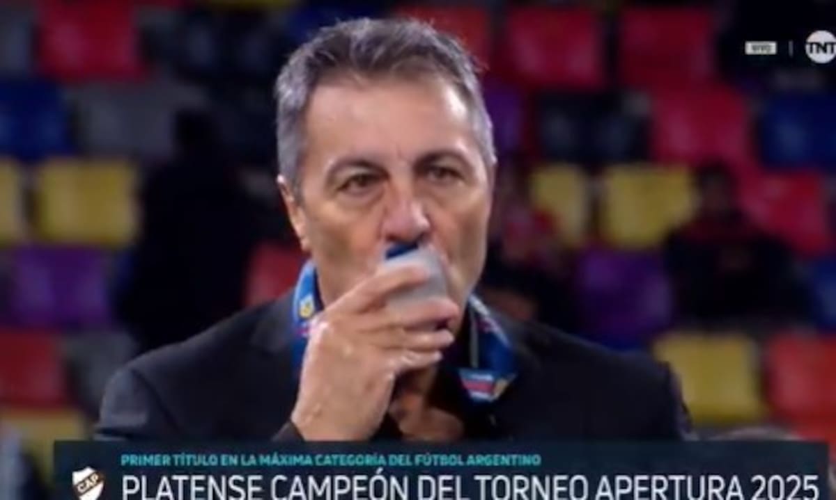 Frank Kudelka besó la medalla, dejó una frase “que otros verán de otra manera” y habló de la “cruz” que tiene con Huracán