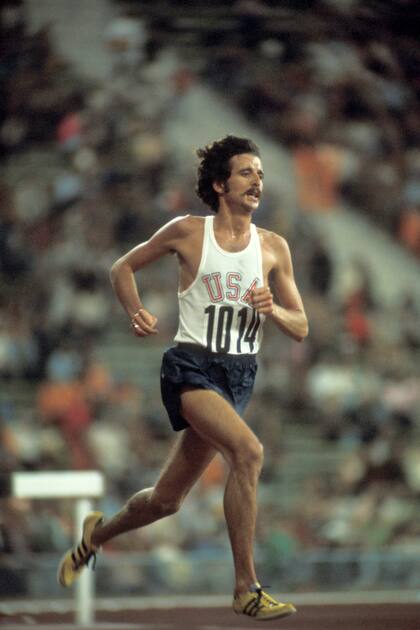 Frank Shorter, con el número 1014 durante la Maratón de los Juegos Olímpicos de Munich 1972 