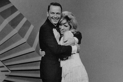 Frank Sinatra con su hija Nancy, en 1967