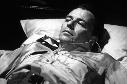 Frank Sinatra interpreta a un militar que sufre pesadillas horribles, recuerdos de un episodio determinante en la trama de la película