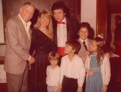 Frank Sinatra, que se presentó en el hotel en 1981, con la familia Ortega