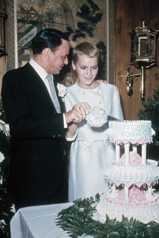 Frank Sinatra y Mia Farrow cortaron su torta de boda en el hotel Sands de Las Vegas, donde se casaron casi en secreto en julio de 1966. La joven actriz se convertía en su tercera esposa.