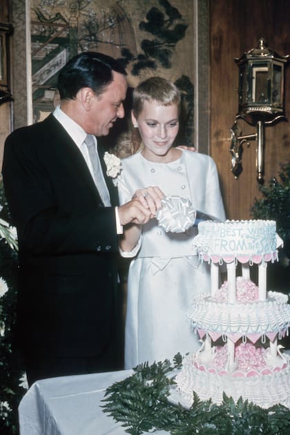 Frank Sinatra y Mia Farrow durante la celebración de su boda, en Las Vegas