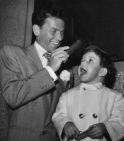 Frank Sinatra y su hijo en el set de la película 'It Happened in Brooklyn', en 1947.
Hulton Archive (Getty Images)