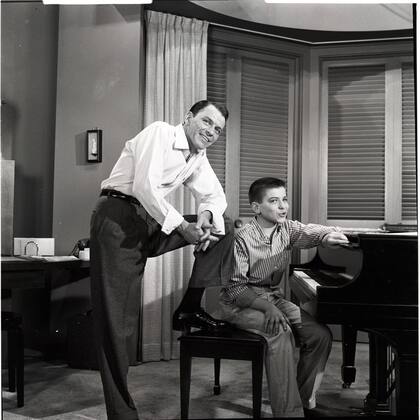 Frank Sinatra y su hijo en el show 'The Frank Sinatra Show', el 22 de noviembre de 1957.
ABC Photo Archives (Disney General Entertainment Content via Getty Images)