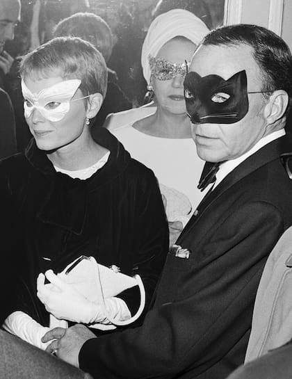 Frank Sinatra y su mujer, la actriz Mia Farrow, en el célebre baile de máscaras (el "black and white party") de Truman Capote