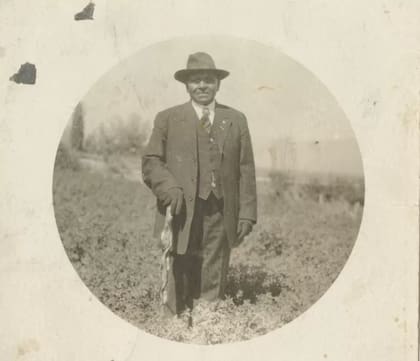 Frank Timbimboo Warner "Beshup" sobrevivió la masacre. Esta foto fue tomada en 1917, en el lugar donde murió su madre