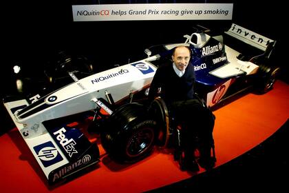 Frank Williams y el modelo de 2003 de su coche de Formula 1.
