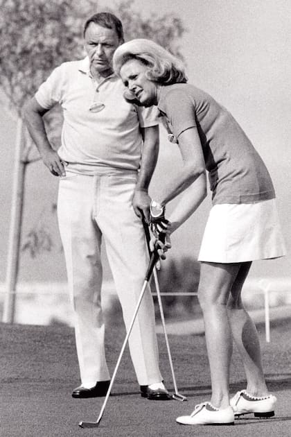 Frank y Barbara jugando al golf en octubre de 1973. A la muerte del cantante, ella heredó las tres mansiones de Sinatra y 3,5 millones de dólares. 