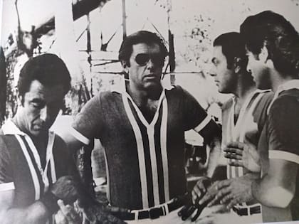 Frankie Dorignac, en su época de jugador con Santa Ana, con Daniel González, su hermano gastón Dorignac y Héctor "Cacho" Merlos (gentileza "Pasión y Gloria, un siglo de polo argentino"