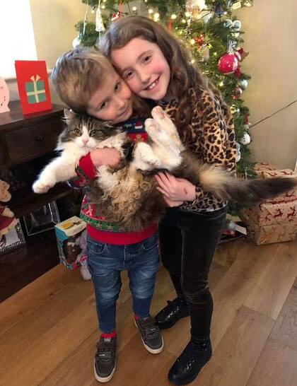 Frankie, en brazos de los hijos de Rachel, durante una Navidad