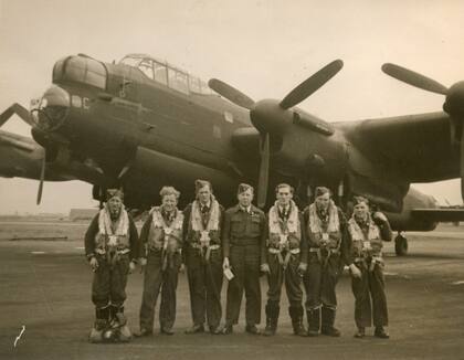 Frankie Watt (centro de la imagen) junto a su tripulación y su bombardero Avro Lancaster del escuadrón 12 basado en RAF Wickenby. (Archivo Claudio Meunier).