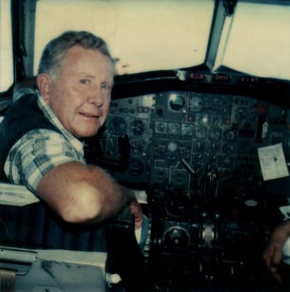 Frankie Watt en su ambiente natural, la cabina de un Jet comercial de Austral Líneas Aéreas. (Archivo Claudio Meunier).
