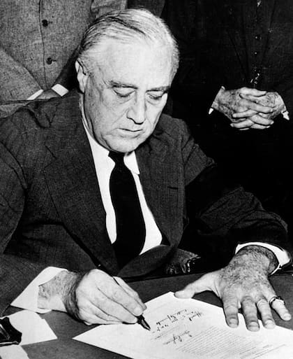 Franklin D. Roosevelt firma la declaración de guerra a Japón el 8 de diciembre de 1941, un día después del ataque sorpresa a la base naval de Pearl Harbor, en Hawái. Ese mismo día, el presidente pronunció ante el Congreso su famoso discurso en el que calificó el 7 de diciembre como “una fecha que vivirá en la infamia”. Con el respaldo casi unánime del Congreso, Estados Unidos entró oficialmente en la Segunda Guerra Mundial, marcando un giro decisivo en el conflicto global.