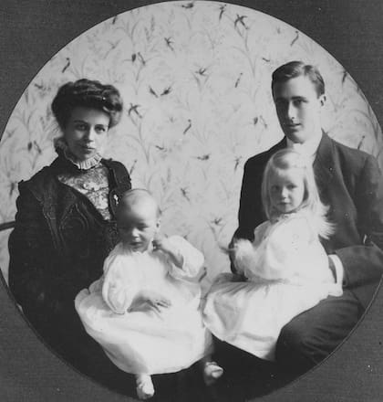 Franklin D. Roosevelt y su esposa Eleanor posan junto a sus dos hijos mayores, Anna y James, en una imagen familiar que refleja los primeros años de su vida en común. La pareja tuvo seis hijos en total, aunque uno murió en la infancia.