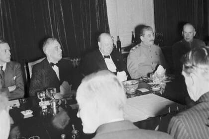 Franklin Roosevelt, Winston Churchill y Josef Stalin en la mesa de negociaciones de Teherán, en noviembre de 1943