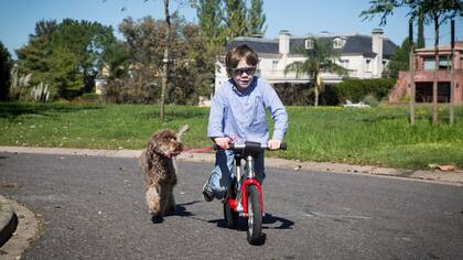 Frany Colombo, de cuatro años y con síndrome de Marfan, juega con Pepa