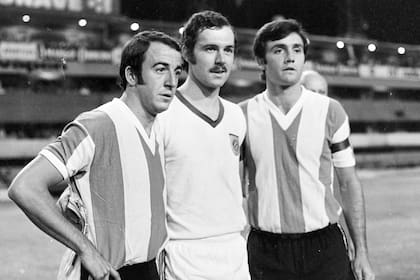 Franz Beckenbauer junto a  Madurga y Perfumo antes de un amistoso entre Bayern Munich y la selección argentina, disputado en 1970
