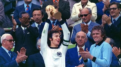 Franz Beckenbauer, capitán y campeón del mundo en Alemania 1974; en 1990 repetiría la hazaña, aunque esta vez director técnico