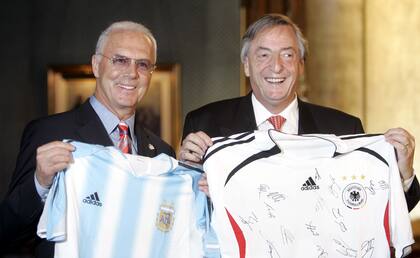 Franz Beckenbauer junto a Nestor Kirchner, en la visita del alemán en el año 2006 como presidente del comité organizador del mundial de ese año en Alemania