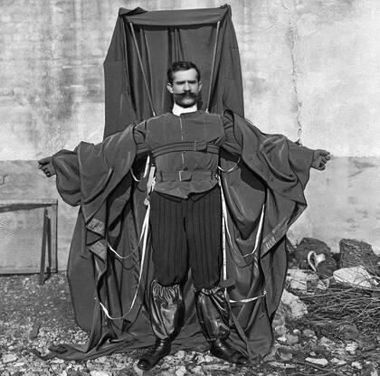 Franz Reichelt mostrando el paracaídas que diseñó.