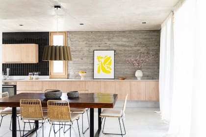 Frascos, frutera de cerámica, cuenco de madera, cesteros, todo de Casa Clara (@casaclara_bsas). La obra es de Pared (@pared.art)