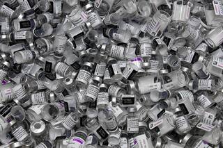 Estudio: combinar dos vacunas de coronavirus eleva los efectos secundarios