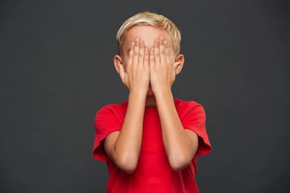 Frases como “no es nada” o “deja de llorar por nada” pueden invalidar las emociones de un niño, haciéndole sentir que su dolor o sus preocupaciones no importan. Foto: Freepik.