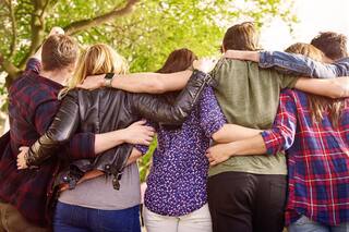 Estas son las mejores frases para dedicarle a tus amigos