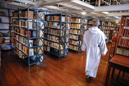 Fray José María Cabrera, en la biblioteca del convento, que cuenta con más de 20.000 volúmenes