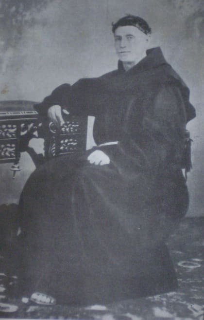 Fray Mamerto Esquiú nació en Piedra Blanca, Catamarca, el 11 de mayo de 1826. Desde niño, su vida quedó ligada a la fe: a los cinco años vistió el hábito franciscano y a los diez ingresó al convento