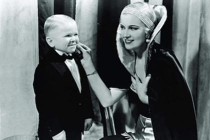 Hans (Harry Earles) y Cleopatra (Olga Baclanova): un amor que tendría el peor final