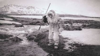 Fred Armisen, como un esquimal en la parodia de uno de los primeros documentales de la historia del cine.