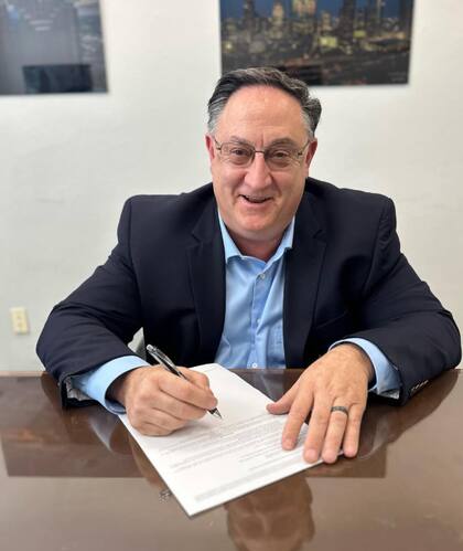 Fred Flickinger aseveró que la normativa extralimitaba las capacidades del gobierno, dado que la problemática de los dress codes depende de los negocios privados