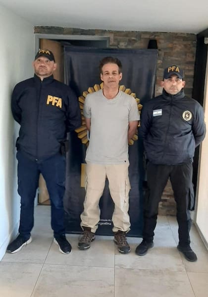 Fred Machado, al ser trasladado por la policía desde su casa en Viedma