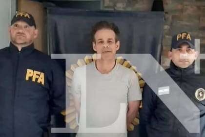 Fred Machado junto a agentes de la Policía Federal Argentina