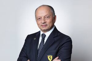 Fred Vasseur posa con la indumentaria de Ferrari (@ScuderiaFerrari)