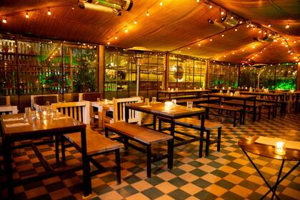 Fredas Garden un bar que apuesta a las mesas comunitarias con vista al río