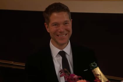 Freddie, el esposo de Jessie Buckley, acompañó a la actriz a los Globos de Oro y apareció en cámara (Foto: Captura de video)