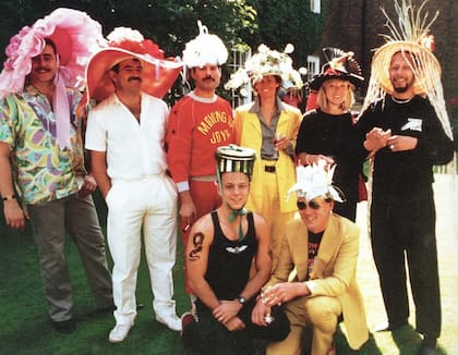 Freddie Mercury con amigos en la mansión Garden Lodge.