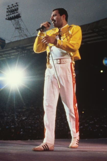 Freddie pone los pies en el escenario (1986) con sus zapatillas favoritas. 