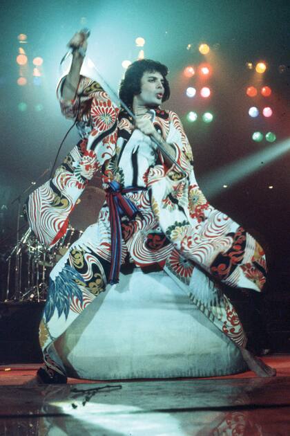 Freddie sube al escenario en California, en marzo de 1977, con un kimono de seda bordado que será uno de los tesoros de la subasta. 