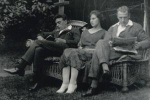Freddy Bywaters (izquierda) junto a Edith y Percy Thompson en el jardín de la casa en la que vivieron.