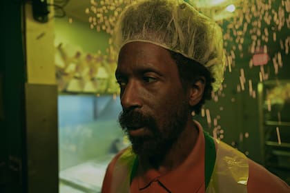 Freddy Fasano (Ntare Guma Mbaho Mwine), personaje clave en Humo, la nueva serie de Dennis Lehane para Apple TV +
