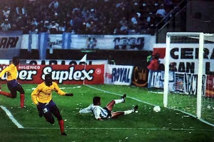 Freddy Rincón fue autor de dos goles en el recordado 5 a 0 de Colombia contra Argentina en el Estadio Monumental 