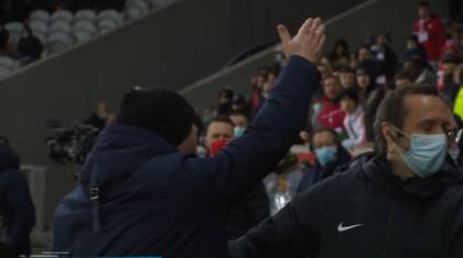 Frederic Antonetti hace gestos hacia la tribuna al final del empate del Lille y el Metz (Captura de video)